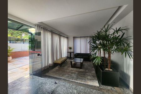 Apartamento à venda com 344m², 6 quartos e 4 vagasSala de estar com sofá, mesa e plantas, com vista para a rua.
