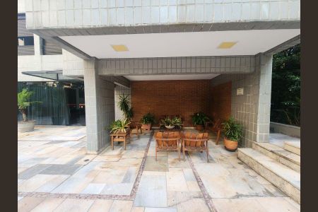Apartamento à venda com 344m², 6 quartos e 4 vagasPatio com mobília de madeira e plantas em vasos, com vista para a rua.