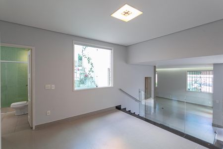 Casa à venda com 316m², 3 quartos e 4 vagasSala 2