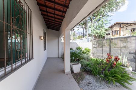 Casa à venda com 316m², 3 quartos e 4 vagasEntrada