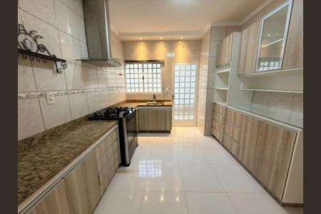 Cozinha de casa para alugar com 3 quartos, 153m² em Cidade Jardim, Uberlândia