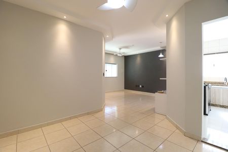 Sala 2 de casa para alugar com 3 quartos, 153m² em Cidade Jardim, Uberlândia
