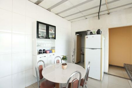 Casa à venda com 5 quartos, 360m² em Água Branca, Contagem