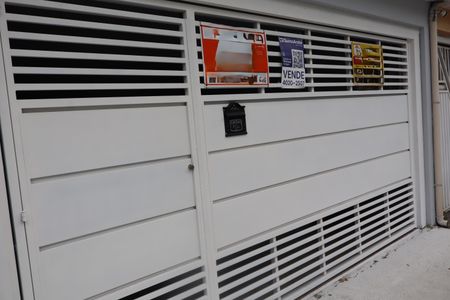 Casa à venda com 250m², 3 quartos e 2 vagasPortão e fachada