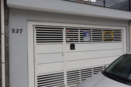 Casa à venda com 250m², 3 quartos e 2 vagasPortão e fachada