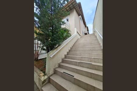 Casa de condomínio à venda com 69m², 3 quartos e 2 vagasEscada