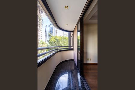 Apartamento à venda com 155m², 4 quartos e 2 vagas Apartamento à venda com 155m², 4 quartos e 2 vagasVaranda da Suíte 1