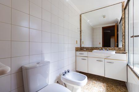 Apartamento à venda com 155m², 4 quartos e 2 vagas Apartamento à venda com 155m², 4 quartos e 2 vagasBanheiro da Suíte 1