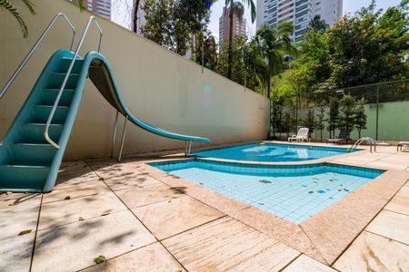 Apartamento à venda com 155m², 4 quartos e 2 vagas Apartamento à venda com 155m², 4 quartos e 2 vagasÁrea comum - Piscina