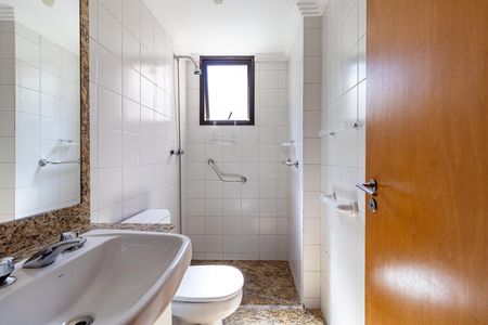 Apartamento à venda com 155m², 4 quartos e 2 vagas Apartamento à venda com 155m², 4 quartos e 2 vagasBanheiro social