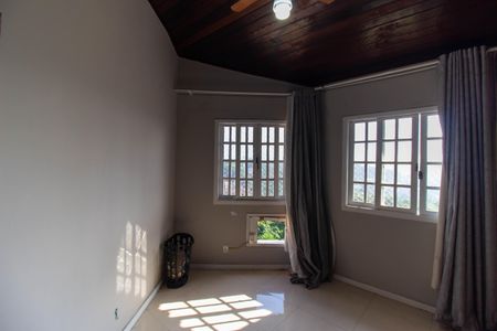 Casa à venda com 3 quartos, 590m² em Badu, Niterói