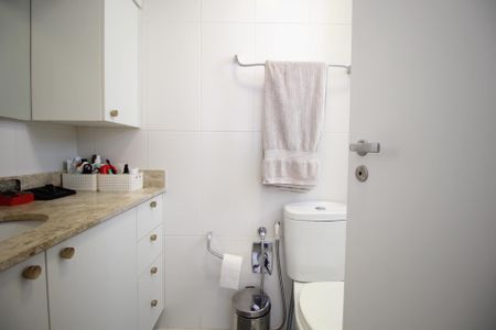 Apartamento à venda com 67m², 2 quartos e 2 vagasBanheiro da Suíte 1