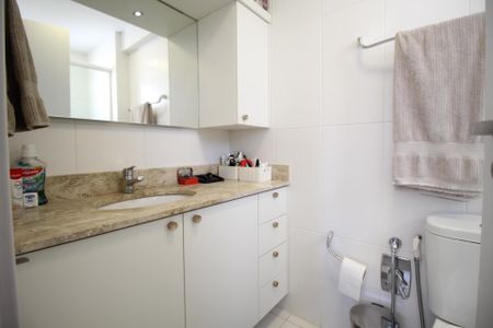 Apartamento à venda com 67m², 2 quartos e 2 vagasBanheiro da Suíte 1