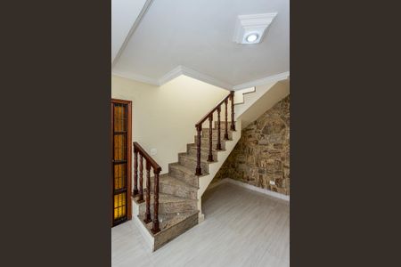Casa para alugar com 235m², 3 quartos e 4 vagasEscada
