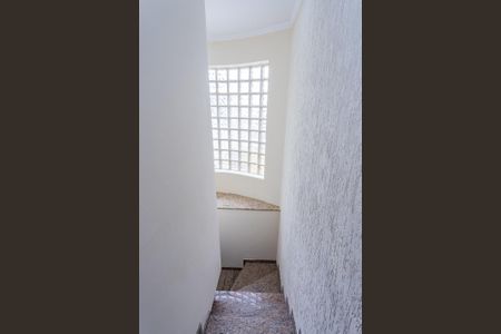 Casa para alugar com 235m², 3 quartos e 4 vagasEscada