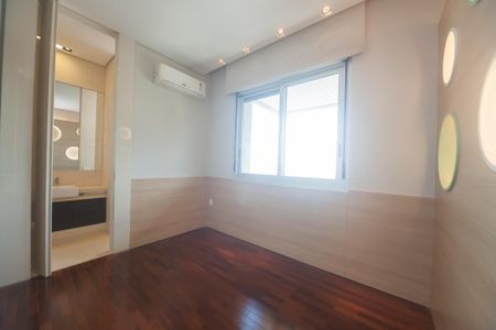 Apartamento à venda com 233m², 4 quartos e 5 vagas Apartamento à venda com 233m², 4 quartos e 5 vagassuite 2
