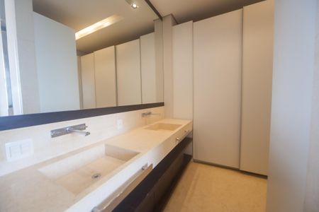 Apartamento à venda com 233m², 4 quartos e 5 vagas Apartamento à venda com 233m², 4 quartos e 5 vagasBanheiro suite 4
