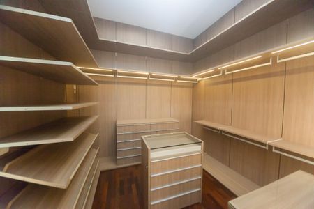 Apartamento à venda com 233m², 4 quartos e 5 vagas Apartamento à venda com 233m², 4 quartos e 5 vagassuite 3 / closet