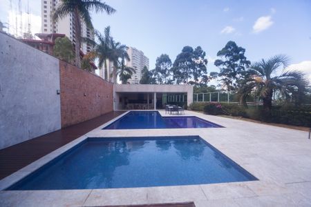 Apartamento à venda com 233m², 4 quartos e 5 vagas Apartamento à venda com 233m², 4 quartos e 5 vagasÁrea comum - Piscina