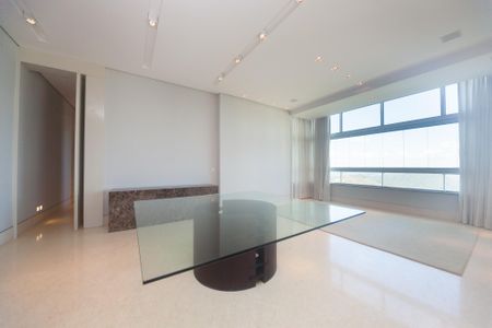 Apartamento à venda com 233m², 4 quartos e 5 vagas Apartamento à venda com 233m², 4 quartos e 5 vagasSala de Jantar
