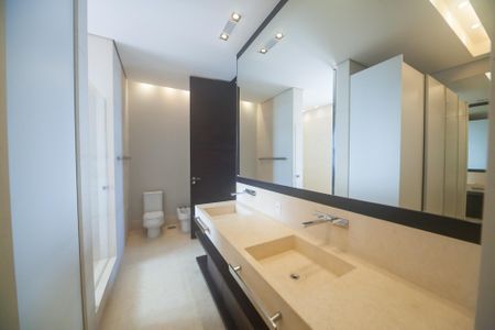 Apartamento à venda com 233m², 4 quartos e 5 vagas Apartamento à venda com 233m², 4 quartos e 5 vagasBanheiro suite 4