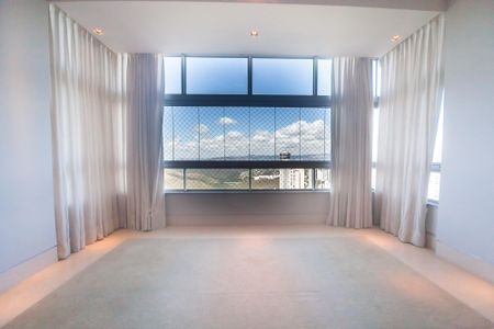 Apartamento à venda com 233m², 4 quartos e 5 vagas Apartamento à venda com 233m², 4 quartos e 5 vagasVaranda da Sala
