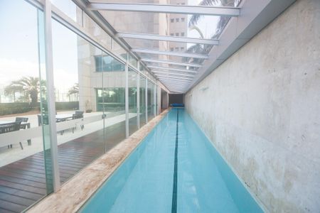 Apartamento à venda com 233m², 4 quartos e 5 vagas Apartamento à venda com 233m², 4 quartos e 5 vagasÁrea comum - Piscina coberta