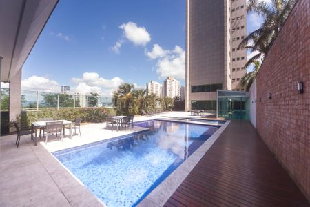 Apartamento à venda com 233m², 4 quartos e 5 vagas Apartamento à venda com 233m², 4 quartos e 5 vagasÁrea comum - Piscina