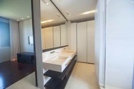 Apartamento à venda com 233m², 4 quartos e 5 vagas Apartamento à venda com 233m², 4 quartos e 5 vagasBanheiro suite 4