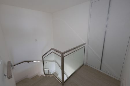 Apartamento para alugar com 199m², 4 quartos e 3 vagas Apartamento para alugar com 199m², 4 quartos e 3 vagasEscada