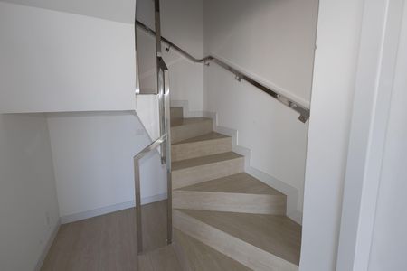 Apartamento para alugar com 199m², 4 quartos e 3 vagas Apartamento para alugar com 199m², 4 quartos e 3 vagasEscada