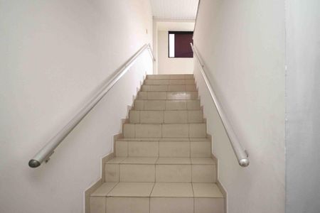 Casa para alugar com 125m², 2 quartos e 1 vagaescada de entrada