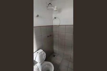 Banheiro de kitnet/studio para alugar com 1 quarto, 43m² em QE 40, Brasília