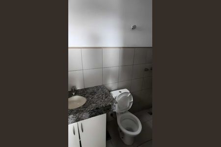 Banheiro de kitnet/studio para alugar com 1 quarto, 43m² em QE 40, Brasília