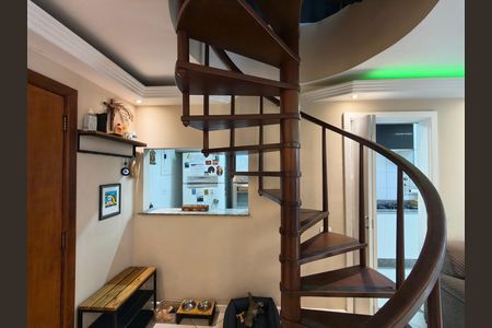 Apartamento à venda com 167m², 4 quartos e 2 vagas Apartamento à venda com 167m², 4 quartos e 2 vagasEscada