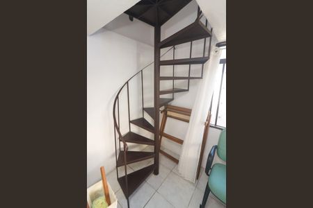 Casa à venda com 140m², 4 quartos e 2 vagasEscada