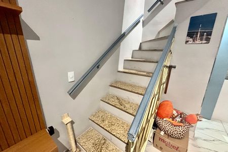 Escada de casa à venda com 2 quartos, 50m² em Vila Araguaia, São Paulo