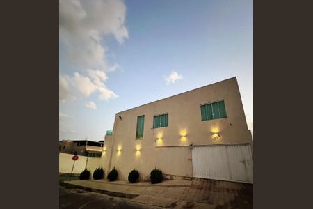 Casa para alugar com 200m², 4 quartos e 1 vaga Casa para alugar com 200m², 4 quartos e 1 vagaFachada