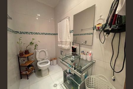 Casa à venda com 80m², 2 quartos e 2 vagas Casa à venda com 80m², 2 quartos e 2 vagasBanheiro