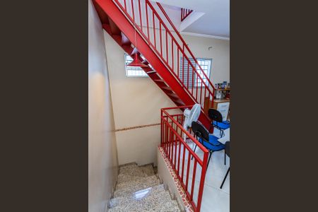 Casa à venda com 280m², 3 quartos e 3 vagas Casa à venda com 280m², 3 quartos e 3 vagasEscada