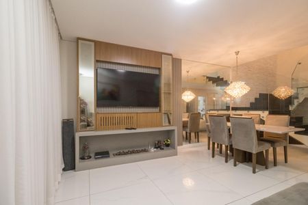 Casa para alugar com 250m², 4 quartos e 3 vagas Casa para alugar com 250m², 4 quartos e 3 vagasSala
