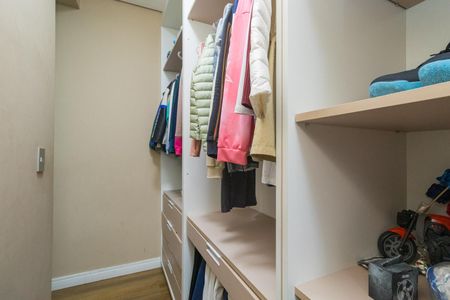 Casa para alugar com 250m², 4 quartos e 3 vagas Casa para alugar com 250m², 4 quartos e 3 vagasCloset Quarto 1