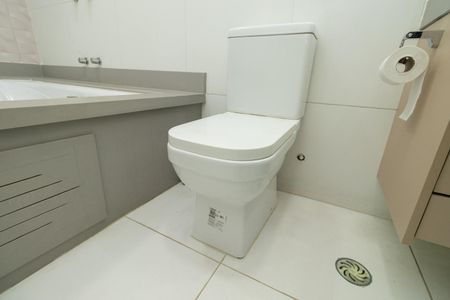 Casa para alugar com 250m², 4 quartos e 3 vagas Casa para alugar com 250m², 4 quartos e 3 vagasBanheiro da Suíte 2