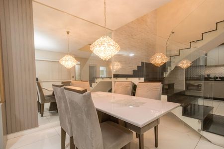 Casa para alugar com 250m², 4 quartos e 3 vagas Casa para alugar com 250m², 4 quartos e 3 vagasSala de Jantar