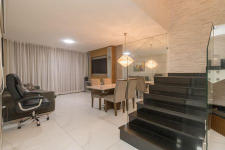 Sala de casa para alugar com 4 quartos, 250m² em Jardim Egle, São Paulo