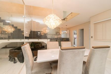 Casa para alugar com 250m², 4 quartos e 3 vagas Casa para alugar com 250m², 4 quartos e 3 vagasSala de Jantar