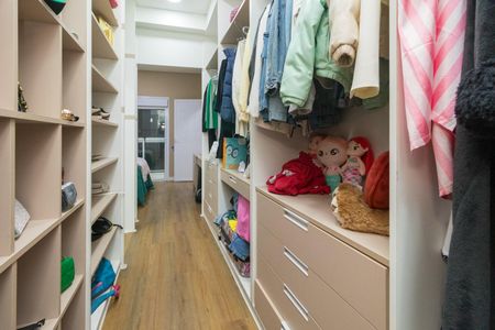 Casa para alugar com 250m², 4 quartos e 3 vagas Casa para alugar com 250m², 4 quartos e 3 vagasCloset Suíte 2
