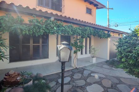 Fachada de casa à venda com 3 quartos, 220m² em Guarujá, Porto Alegre