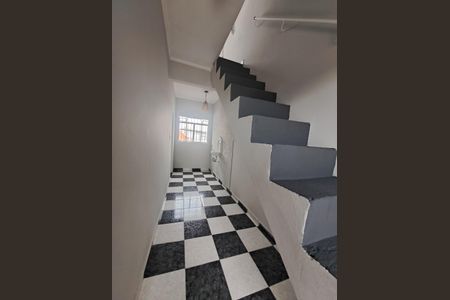 Casa à venda com 103m², 2 quartos e 2 vagas Casa à venda com 103m², 2 quartos e 2 vagasEscada