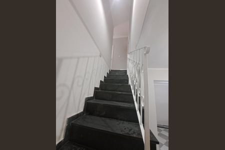 Casa à venda com 103m², 2 quartos e 2 vagas Casa à venda com 103m², 2 quartos e 2 vagasEscada